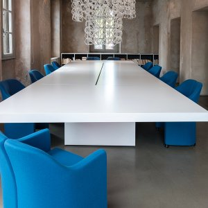 Asymmetrical Meeting de la Tecno, design Piero Lissoni, într-o sală de consiliu