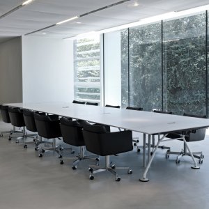 Masă Nomos cu sticlă ultraclară lăcuită pe verso