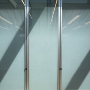 Perete W80 cu geam dublu și îmbinări transparente