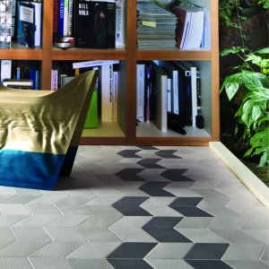 Relieful tricotat al unei placi Tex culoarea Brown in lumina laterala