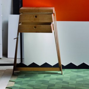 Placi romb Tex de la Mutina culoarea Olive cu textura tricotata pe peretele unui birou