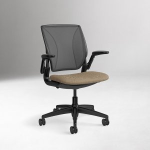 World LM de la Humanscale cu șezut tapițat și cadru negru