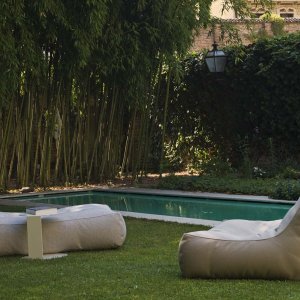 Zoe Large într-un spațiu informal