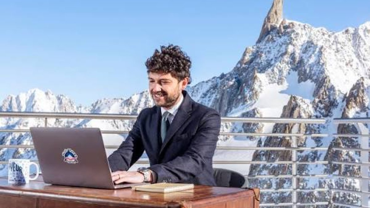 De ce le este frig femeilor la birou și ce cere legea românească