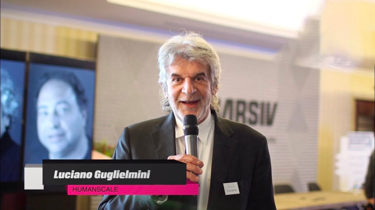 Luciano Guglielmini de la Humanscale vorbește la microfon în timpul unui eveniment
