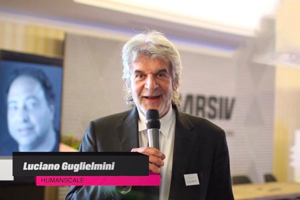 Luciano Guglielmini de la Humanscale vorbește la microfon în timpul unui eveniment