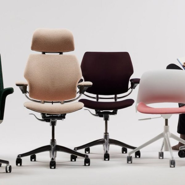 Post de lucru ergonomic Humanscale într-un birou