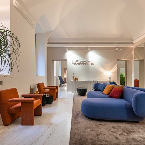 Canapea de design LaCividina cu tapiţerie artizanală