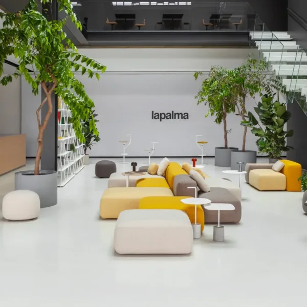 Zonă colaborativă de birou cu mobilier Lapalma