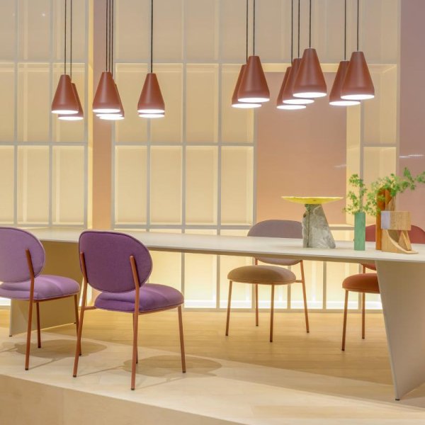 Zonă de așteptare de companie cu scaune și mese de design Pedrali